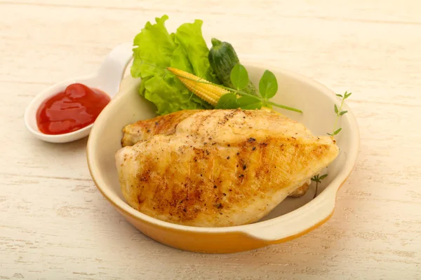 Salata yaprakları ile kavrulmuş tavuk göğsü