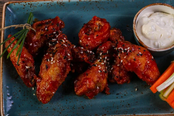 Tavuk kanadı dip sos ile