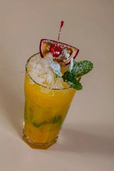 Mojito Mit Passionsfrucht Und Minze — Stockfoto