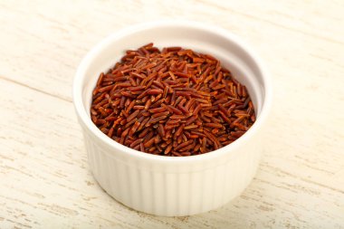 Kase ahşap arka plan üzerinde ham kahverengi pirinç