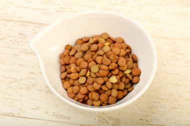 Yemek pişirmek için hazır kapta çiğ mercimek