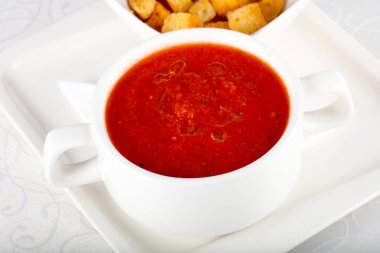 Gazpacho çorbası ekmek ile