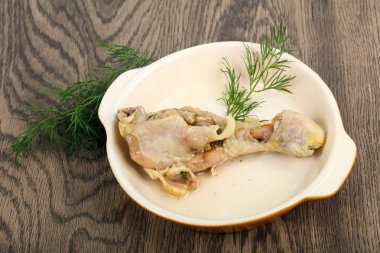 Dereotu servis haşlanmış tavuk budu