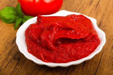 Domates salçası fesleğen yaprakları ile