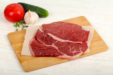 Ham sığır eti biftek yemek için hazır