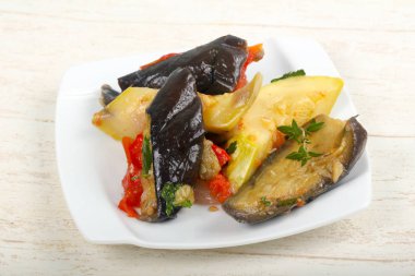 Buğulanmış sebze - patlıcan, domates, biber ve kabak