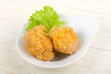 Ahşap arka plan üzerinde diyet gevrek karnabahar