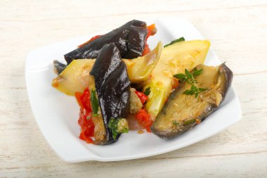 Buğulanmış sebze - patlıcan, domates, biber ve kabak