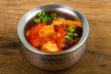 Tavuk Tay Curry patlıcan ve domates ile