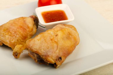 Fırında tavuk budu ve domates.