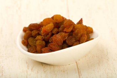 Hafif ahşap arka planda kuru üzüm yığını