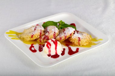 Fried ananas ile syrope