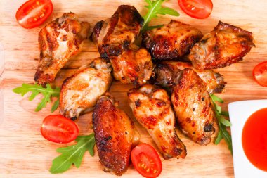 Soslu tavuk kanadı kavrulmuş