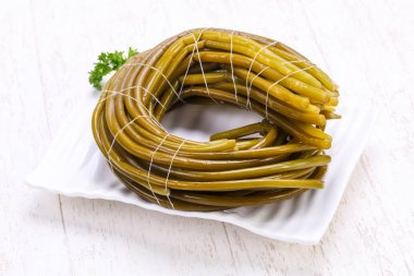 Kabın içinde turşu ramsons yığın