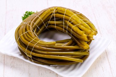 Kabın içinde turşu ramsons yığın