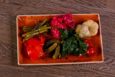 Maydanoz ile Turşu sebze tabağı karıştırın