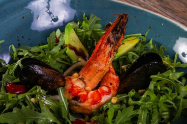 Avokado ve rucola deniz ürünleri salatası