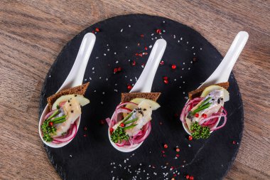 Wirh soğan ve ekmek ringa snack