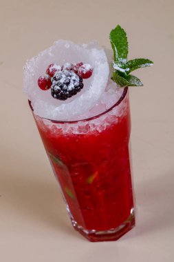 Nane yaprağı ile Berry güler yüzlü