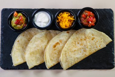 Tortilla ekmeğine sos karışımı