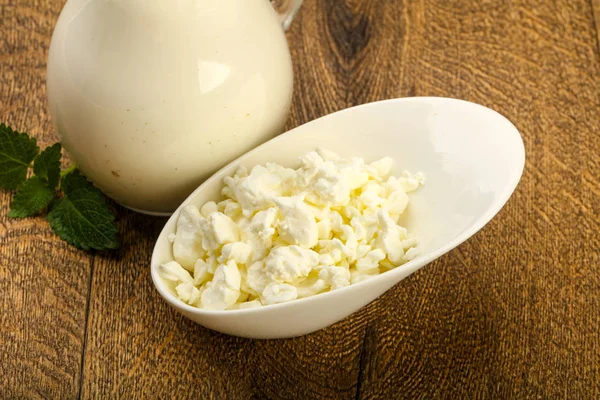 Süzme peynir süt kase