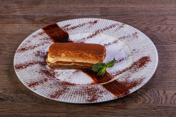 Saboroso Bolo Tiramisu Servido Folhas Hortelã — Fotografia de Stock