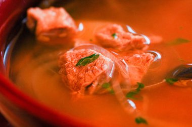 Otlar ve baharatlar ile kuzu çorbası