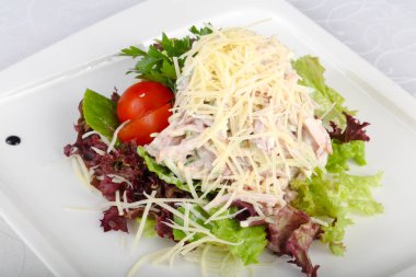 Jambon ve parmesan peyniri salatası