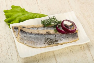 Dereotu ve soğan ile ringa balığı filetosu