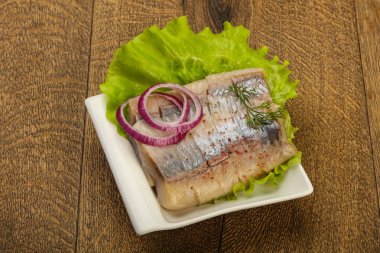 Ringa balığı filetosu dereotu ve soğan dilimlenmiş