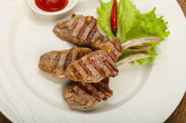 Salata yaprakları servis domates soslu kuzu ızgara