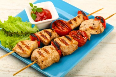 Izgara hindi şiş domates ve biber ile