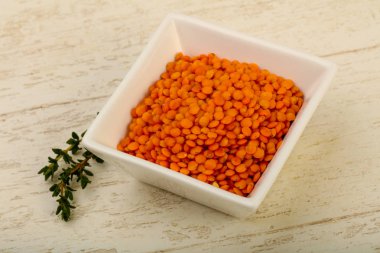 Kase ahşap arka plan üzerinde turuncu mercimek