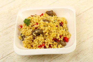 Tavuk kalbi ve kuru domatesli bulgur.