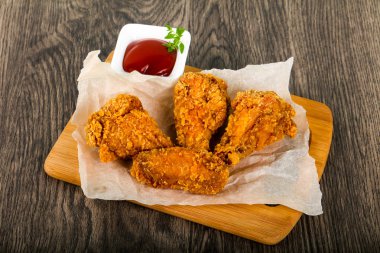Ketçap ile çıtır tavuk kanatları