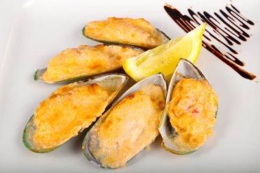 Peynirli fırında midye