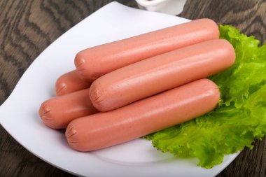 Salata ve ketçap ile sosis haşlama