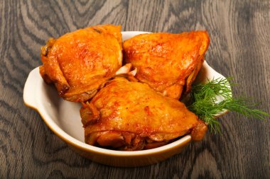 Domates soslu kızarmış tavuk uyluk