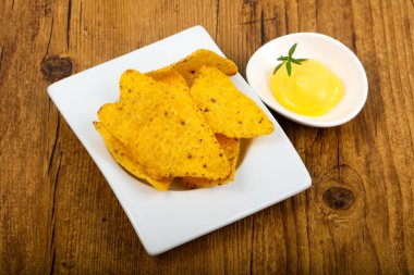 Nacho peynirli sos ile