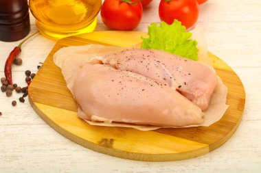 Biber yemek pişirmek için hazır çiğ tavuk göğsü