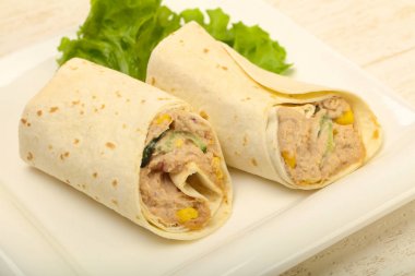 Ton balıklı ekmek rulo salata yaprakları ile