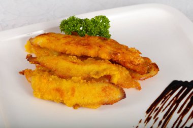 Beyaz masa arka plan üzerinde gevrek tavuk göğsü