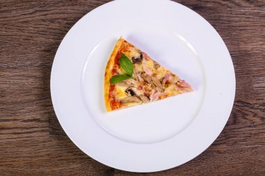 Jambon ve mantar peynirli pizza