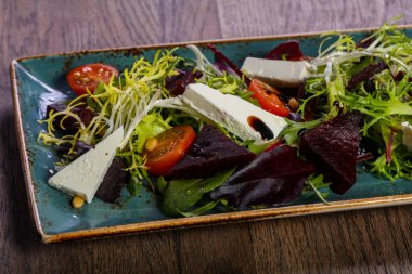 Domates hizmet peynir ve pancar kök salata