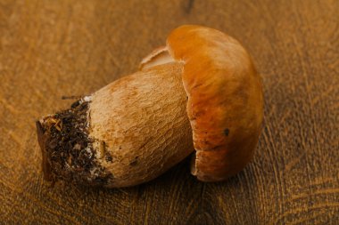 Boletus mantarı - beyaz mantar ahşap arka plan üzerinde