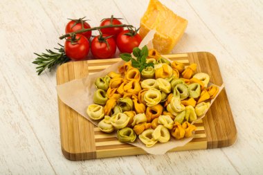 Fesleğenli - yemek için hazır çiğ tortellini