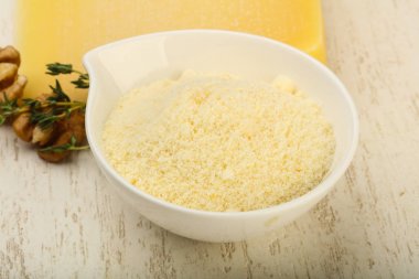 Parmesan rendelenmiş peynir yığın ceviz ve kekik ile