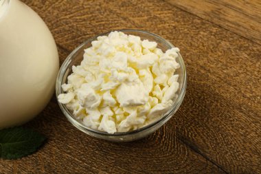 Süzme peynir süt kase