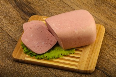 Jambon sosis salata üzerinde yemek için hazır bırakır