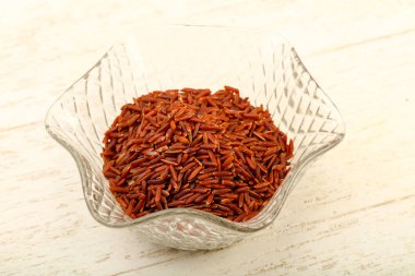 Kase ahşap arka plan üzerinde ham kahverengi pirinç